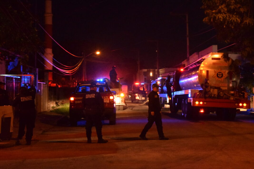 Carpintería se incendia en la col. Hacienda Xcumpich al norte de Mérida