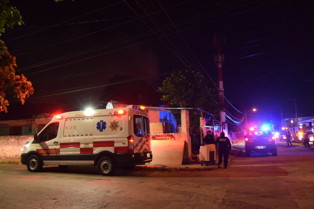 Carpintería se incendia en la col. Hacienda Xcumpich al norte de Mérida