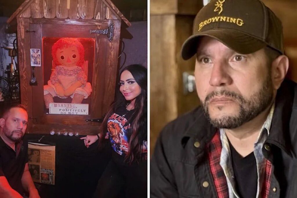 Dan Rivera junto a la muñeca Annabelle durante una gira paranormal