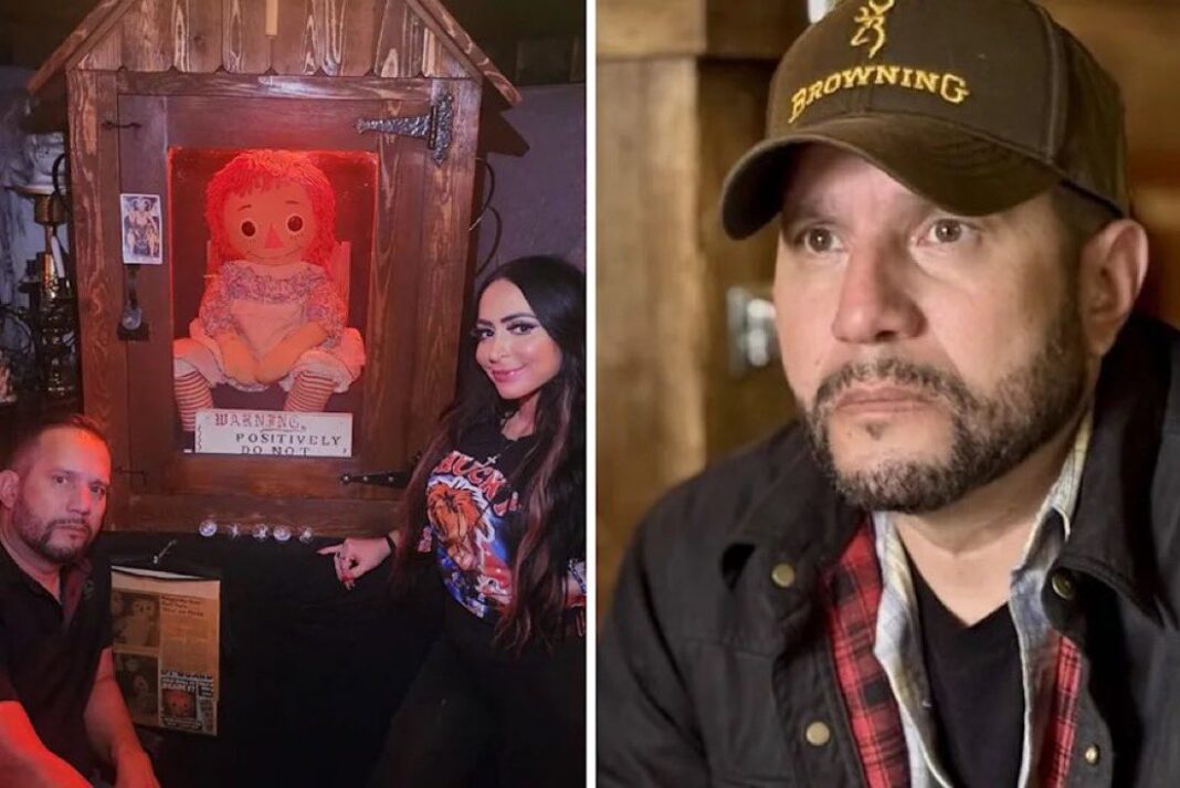 Dan Rivera junto a la muñeca Annabelle durante una gira paranormal
