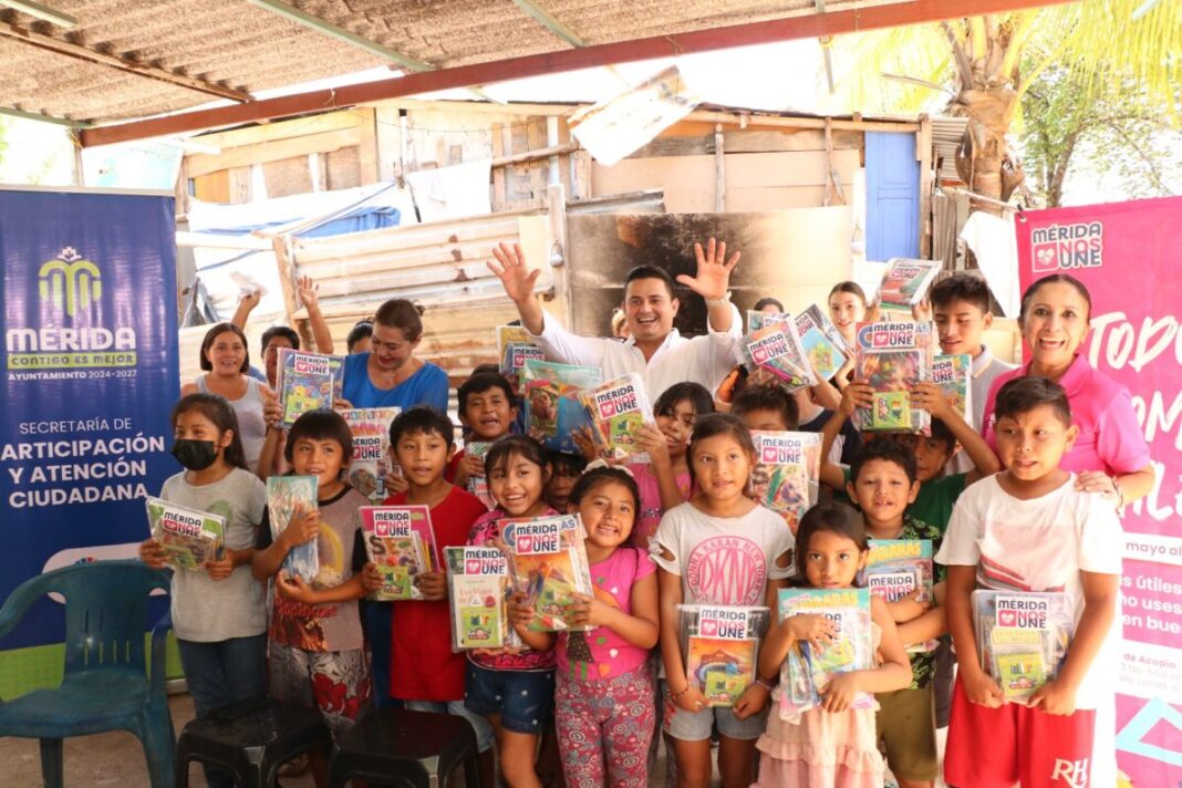 Entrega de paquetes escolares en campaña Todos Somos Útiles, Mérida 2025