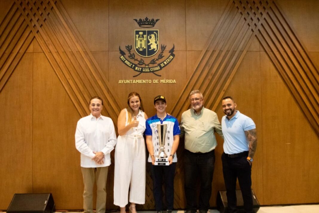 Cecilia Patrón junto a Carlos Novelo, piloto yucateco destacado en NASCAR México