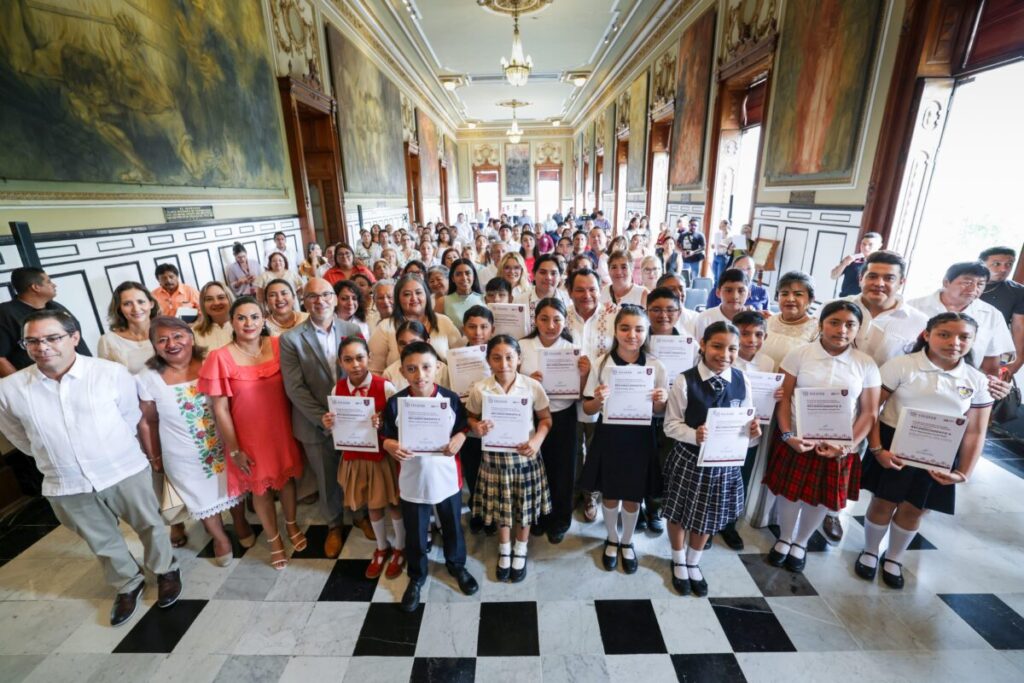 Joaquín Díaz Mena reconoce a estudiantes destacados de Yucatán en la Olimpiada del Conocimiento 2025