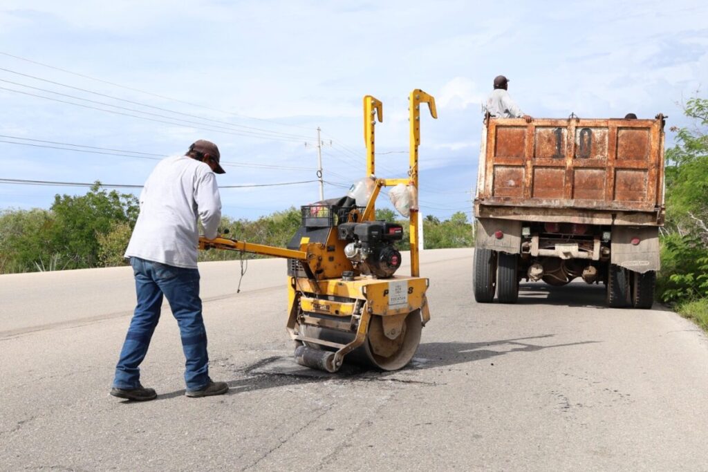 Gobierno de Yucatán refuerzan mantenimiento en la carretera Progreso-Uaymitún por la temporada vacacional