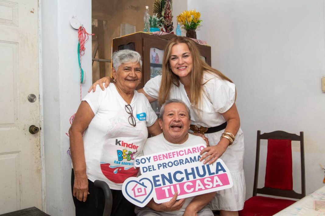Entrega Cecilia Patrón mejoras a viviendas de personas mayores de Mérida