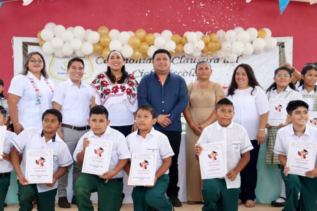 Edwin Bojórquez, padrino de 57 alumnos de sexto año de primaria de la “Juana de Asbaje”