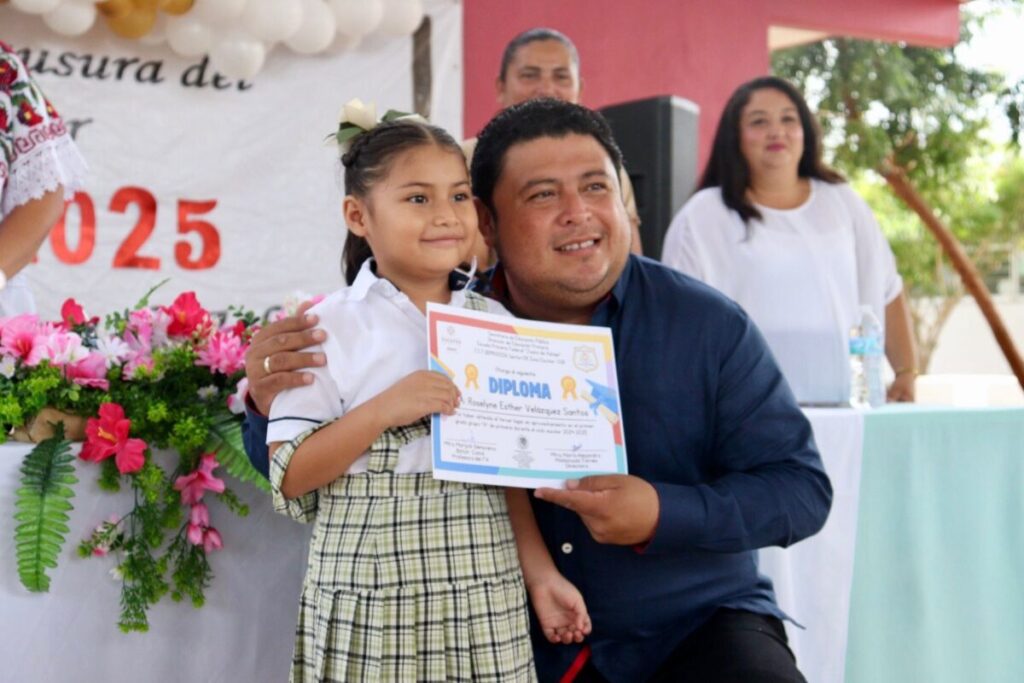 Edwin Bojórquez, padrino de 57 alumnos de sexto año de primaria de la “Juana de Asbaje”