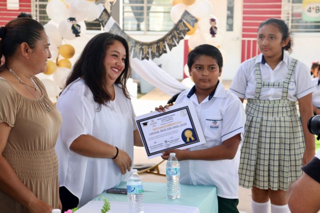 Edwin Bojórquez, padrino de 57 alumnos de sexto año de primaria de la “Juana de Asbaje”