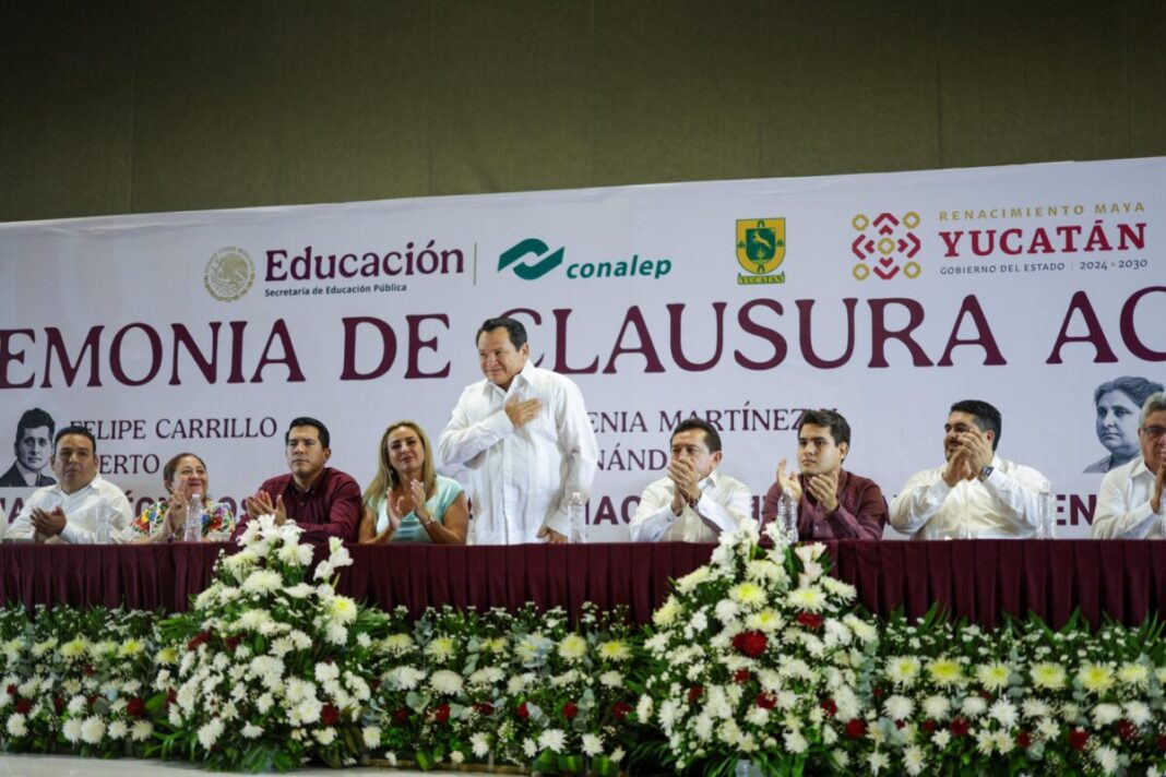 Gobernador Joaquín Díaz Mena en ceremonia de graduación del Conalep Yucatán 2025