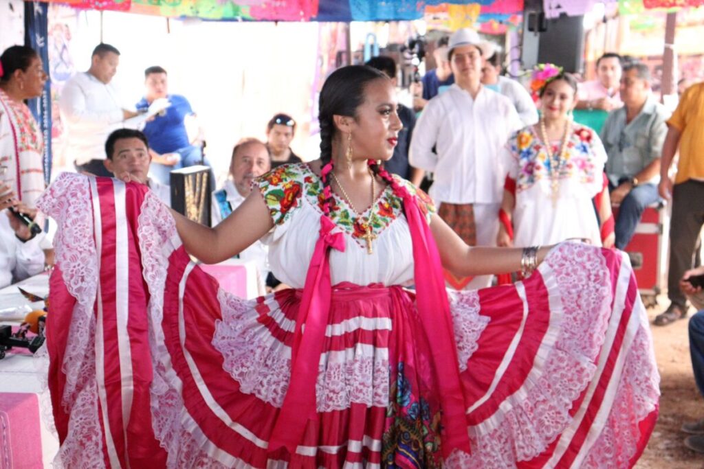 Edwin Bojórquez inaugura la Guelaguetza en Kanasín