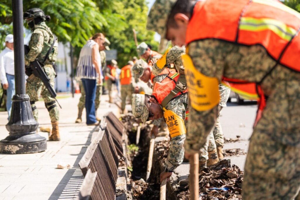 El Ayuntamiento de Mérida avanza en limpieza de rejillas con apoyo del Ejército Mexicano