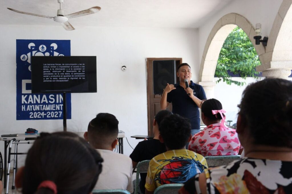 Niños y padres de familia de Kanasín participan en plática para concientizarlos sobre la discapacidad y promover la inclusión