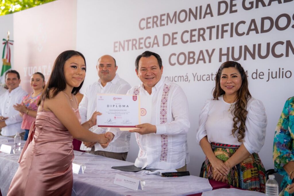 Beca Juventudes Renacimiento apoyará a miles de jóvenes universitarios