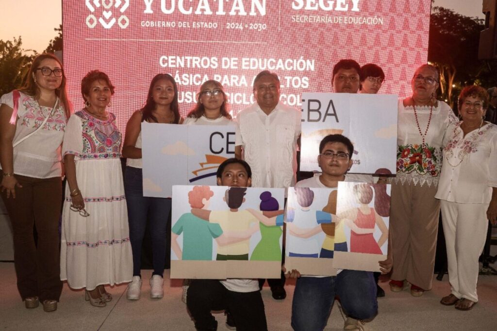 Personas adultas concluyen sus estudios de Primaria y Secundaria en Mérida