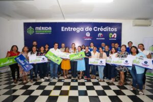 Cecilia Patrón entrega créditos "Mi Primer Crédito, Micromer y Macromer a 30 meridanas y meridanos