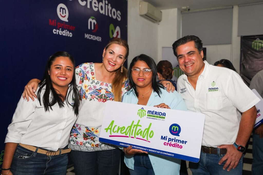Cecilia Patrón entrega créditos "Mi Primer Crédito, Micromer y Macromer a 30 meridanas y meridanos
