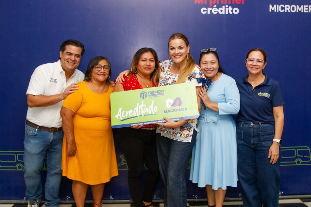 Cecilia Patrón entrega créditos "Mi Primer Crédito, Micromer y Macromer a 30 meridanas y meridanos