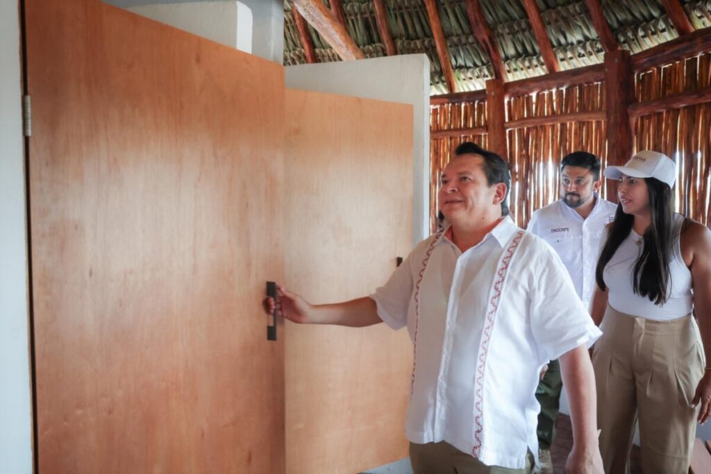 Joaquín Díaz Mena y Wendy Méndez Naal / Gobierno entrega baños ecológicos para fortalecer turismo en San Felipe