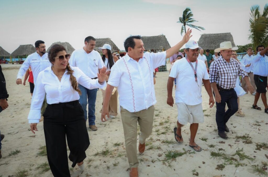 Joaquín Díaz Mena y Wendy Méndez Naal / Gobierno entrega baños ecológicos para fortalecer turismo en San Felipe