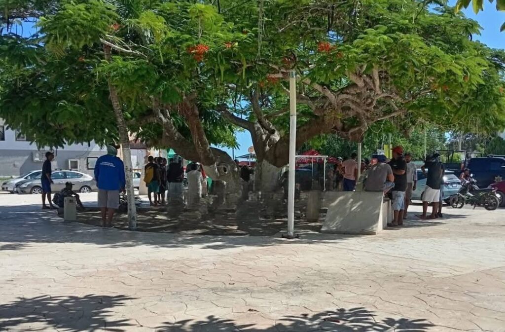 Pescadores foráneos y furtivos bloquean la entrada de Dzilam de Bravo