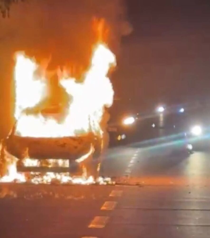 Se registra incendio de un auto en la carretera Kaua-Pisté