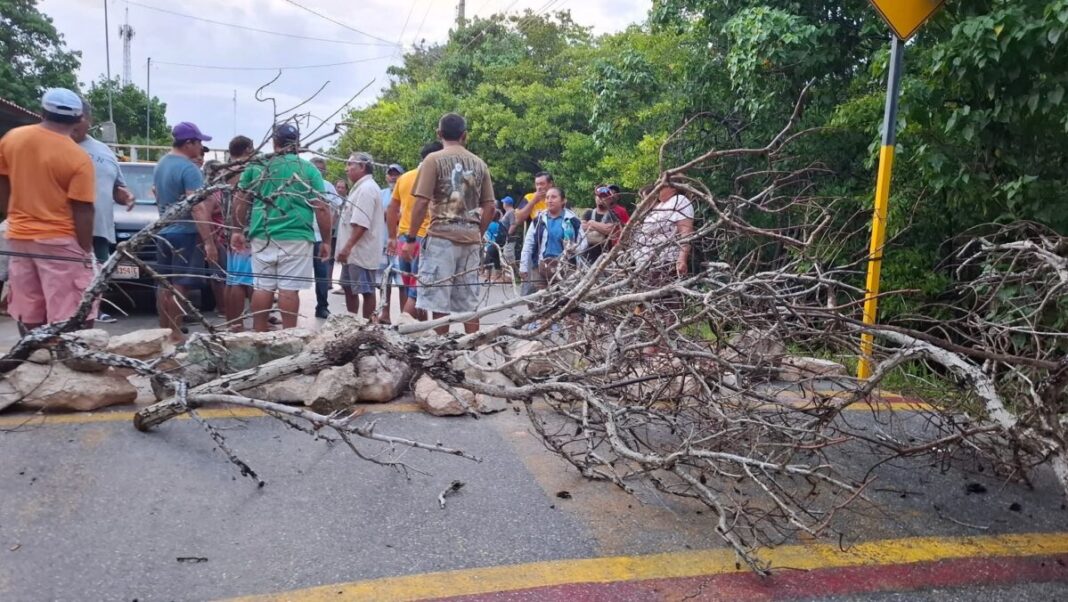 Pescadores foráneos y furtivos bloquean la entrada de Dzilam de Bravo