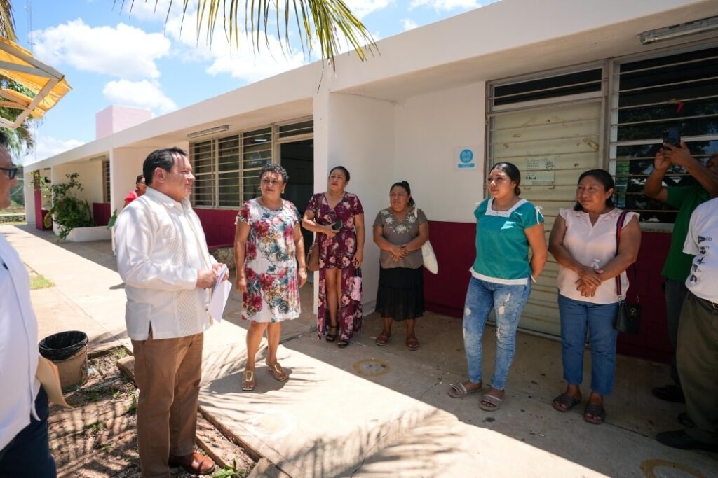 Joaquín Díaz Mena a través del Renacimiento Maya transforma escuelas en todo el estado