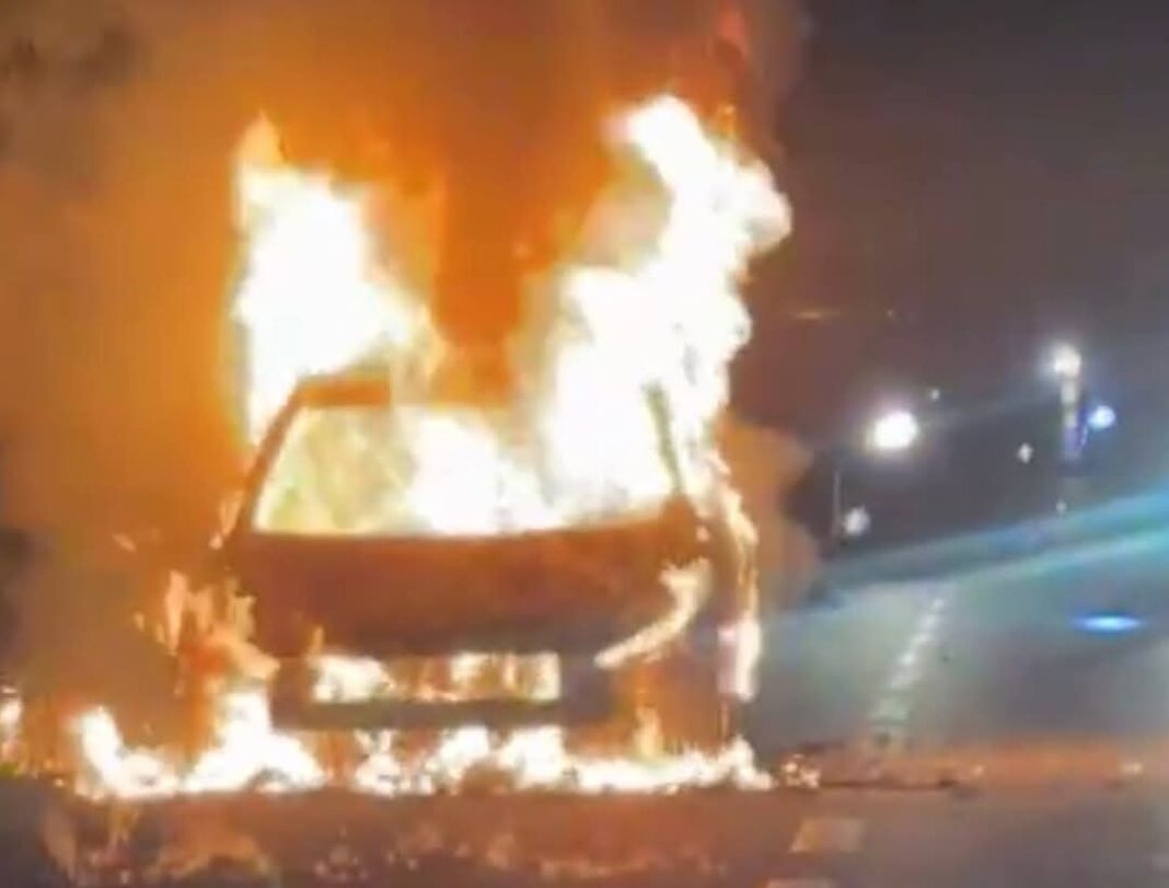 Se registra incendio de un auto en la carretera Kaua-Pisté