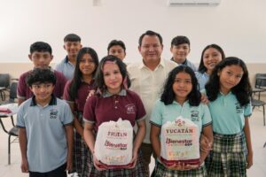Joaquín Díaz Mena a través del Renacimiento Maya transforma escuelas en todo el estado