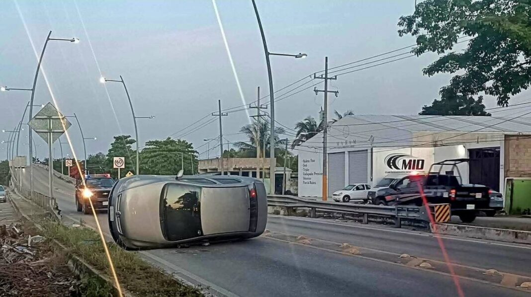 Sujeto alcohólico vuelca junto con su auto en el puente Tixkokob–Mérida
