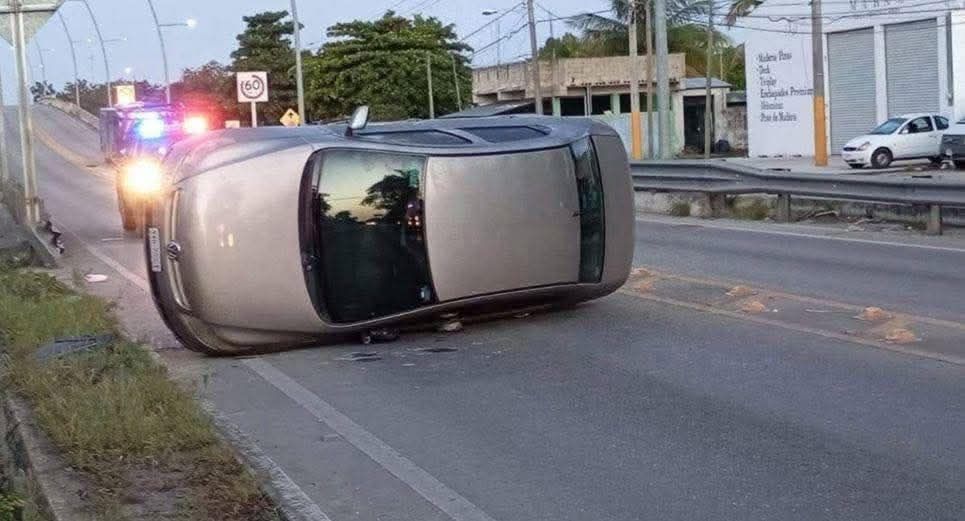 Sujeto alcohólico vuelca junto con su auto en el puente Tixkokob–Mérida