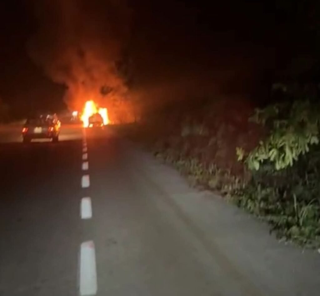Se registra incendio de un auto en la carretera Kaua-Pisté