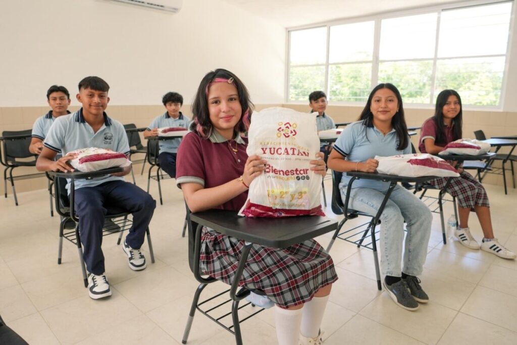 Estudiantes reciben apoyo del Gobierno de Yucatán en útiles 