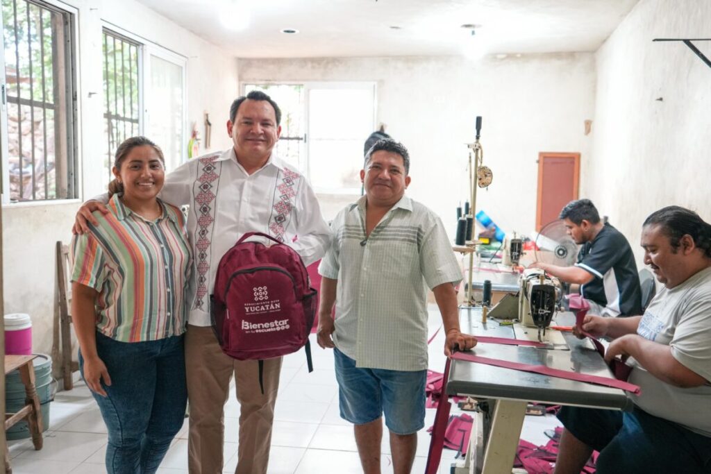 El Gobernador Joaquín Díaz Mena visitó el taller de Rolando Collí, donde se elaboran mochilas del programa “Bienestar en tu Escuela”.

