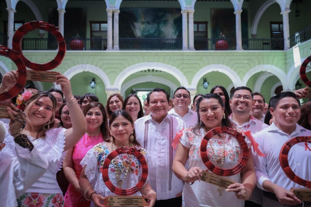 Joaquín Díaz Mena y su esposa, la Mtra. Wendy Méndez Naal, premian el talento y compromiso de las juventudes yucatecas