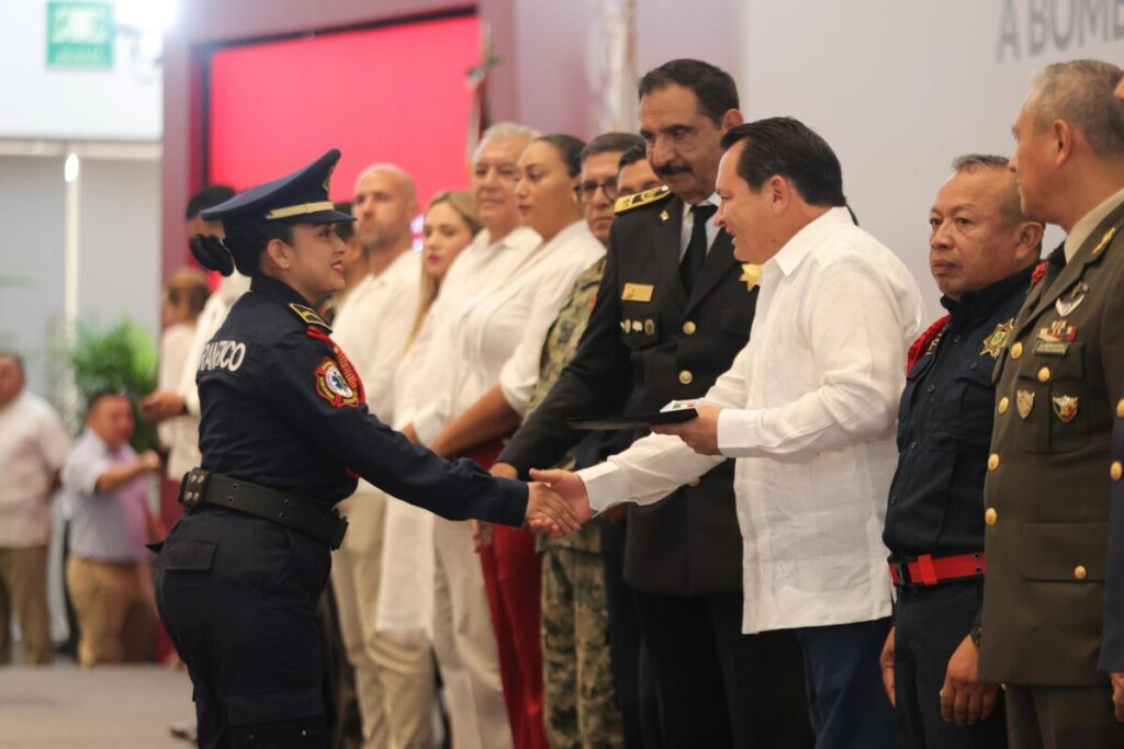 Gobernador Joaquín Díaz Mena honra la gran labor de los bombero y paramédicos de Yucatán
