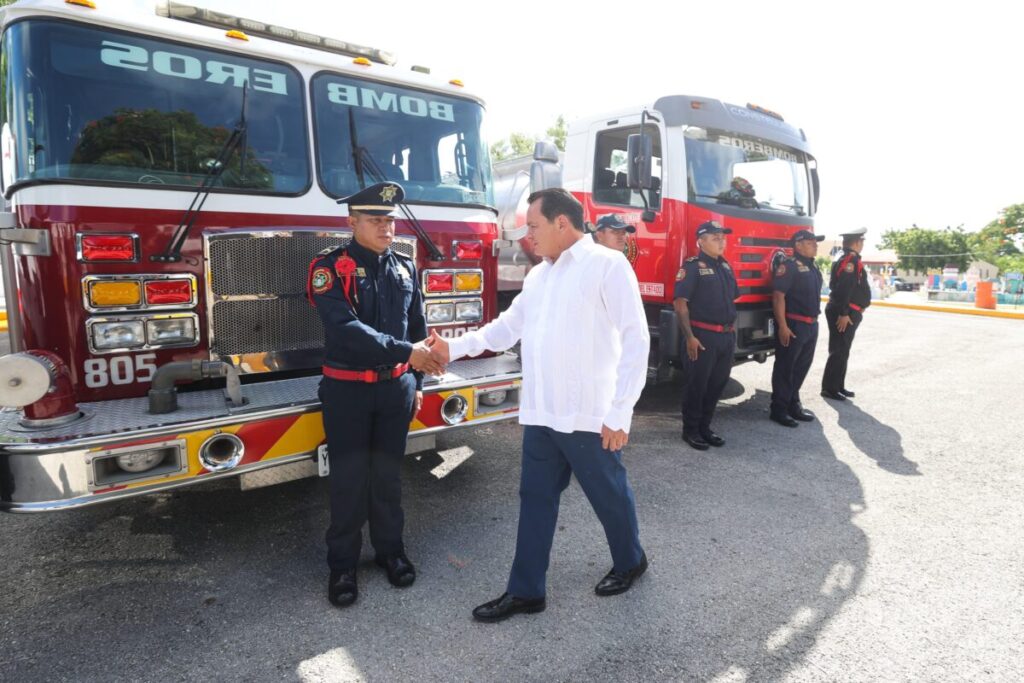 Gobernador Joaquín Díaz Mena honra la gran labor de los bombero y paramédicos de Yucatán