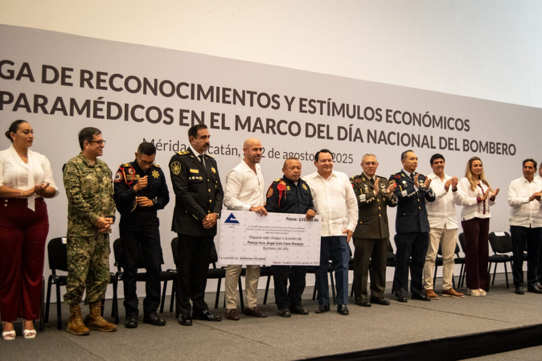 Joaquín Díaz Mena honra la gran labor de los bombero y paramédicos de Yucatán