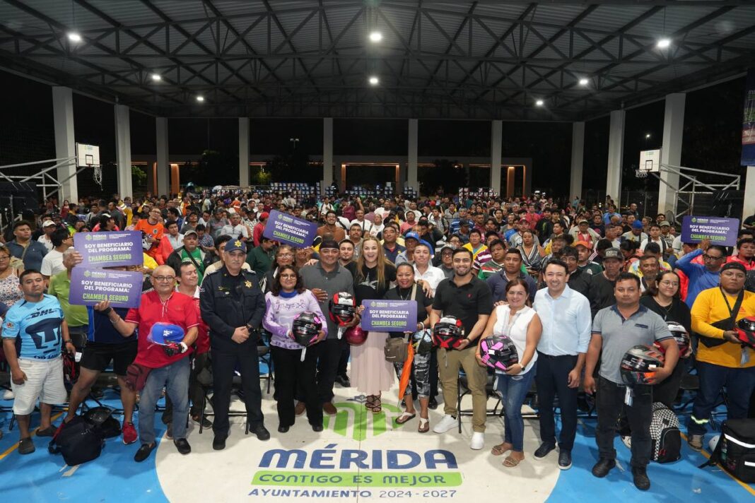 Presidenta municipal Cecilia Patrón entrega cascos a repartidores en Mérida