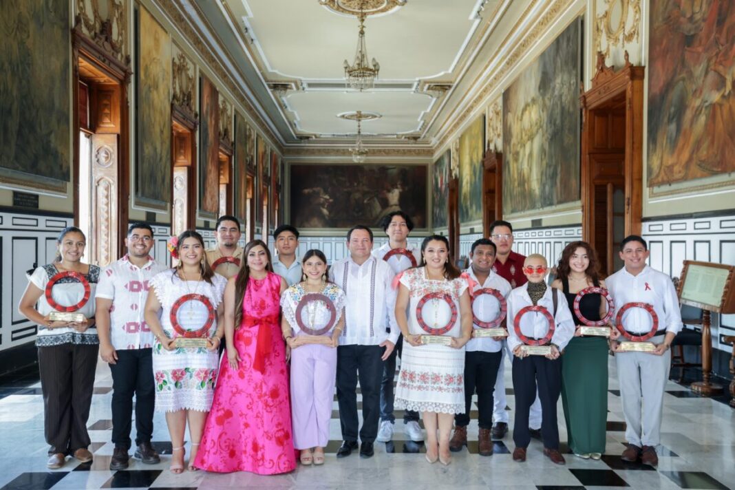 El gobernador Joaquín Díaz Mena premian el talento y compromiso de las juventudes yucatecas