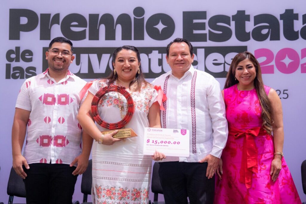 Joaquín Díaz Mena y su esposa, la Mtra. Wendy Méndez Naal, premian el talento y compromiso de las juventudes yucatecas