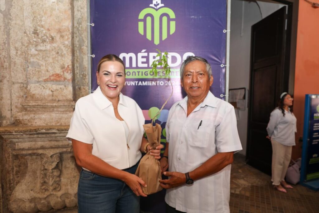 Cecilia Patrón otorga árboles a cientos de familias a través del "Miércoles Ciudadano"