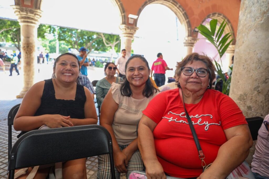 Cecilia Patrón otorga árboles a cientos de familias a través del "Miércoles Ciudadano"