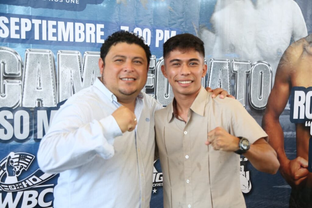 El alcalde Edwin Bojórquez y el boxeador kanasinense Acosta Silveira 