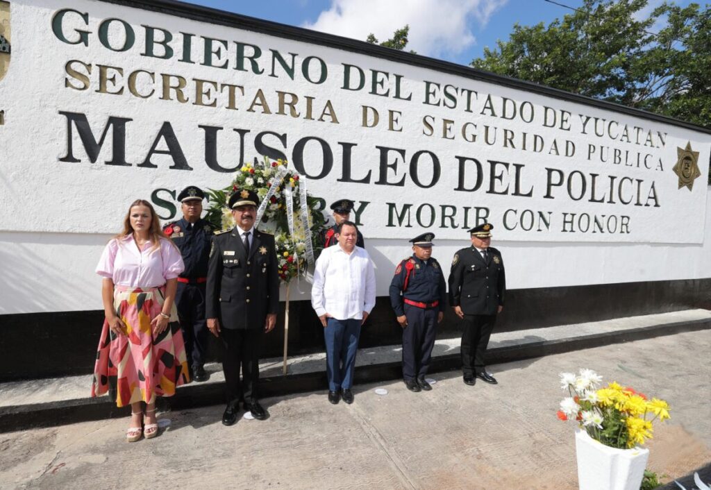 El Gobernador Joaquín Díaz Mena, la alcaldesa de Mérida, Cecilia Patrón Laviada y el Comandante de la SSP, Luis Felipe Saidén Ojeda juntos en el Día de los Bomberos y Paramédicos