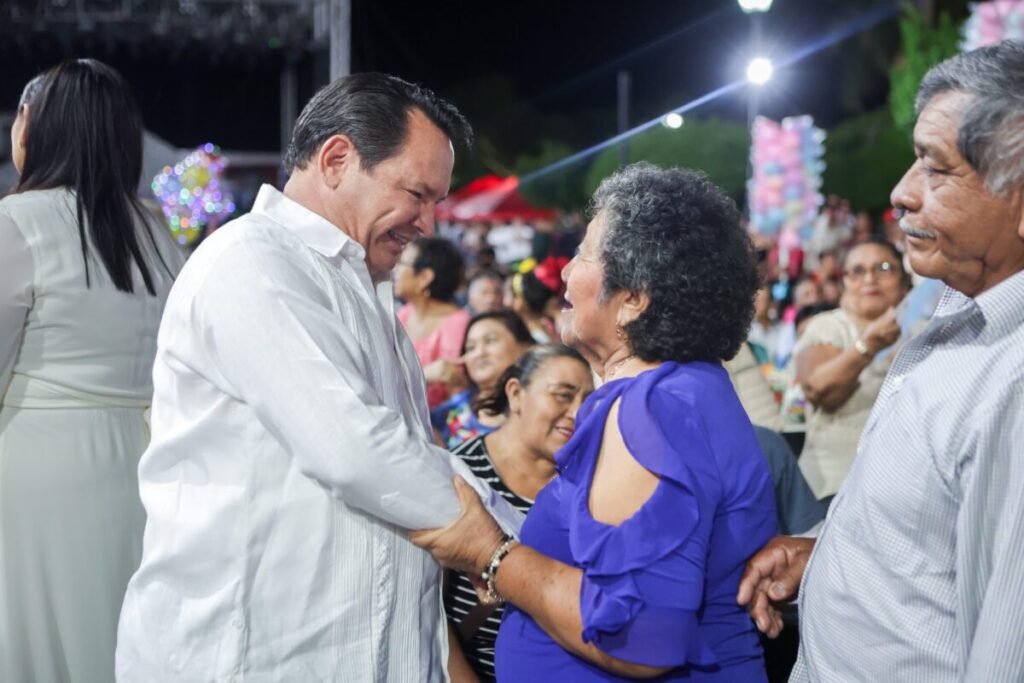 El gobernador Joaquín Díaz Mena anuncia obras de pavimentación, vivienda y apoyos al campo en Motul