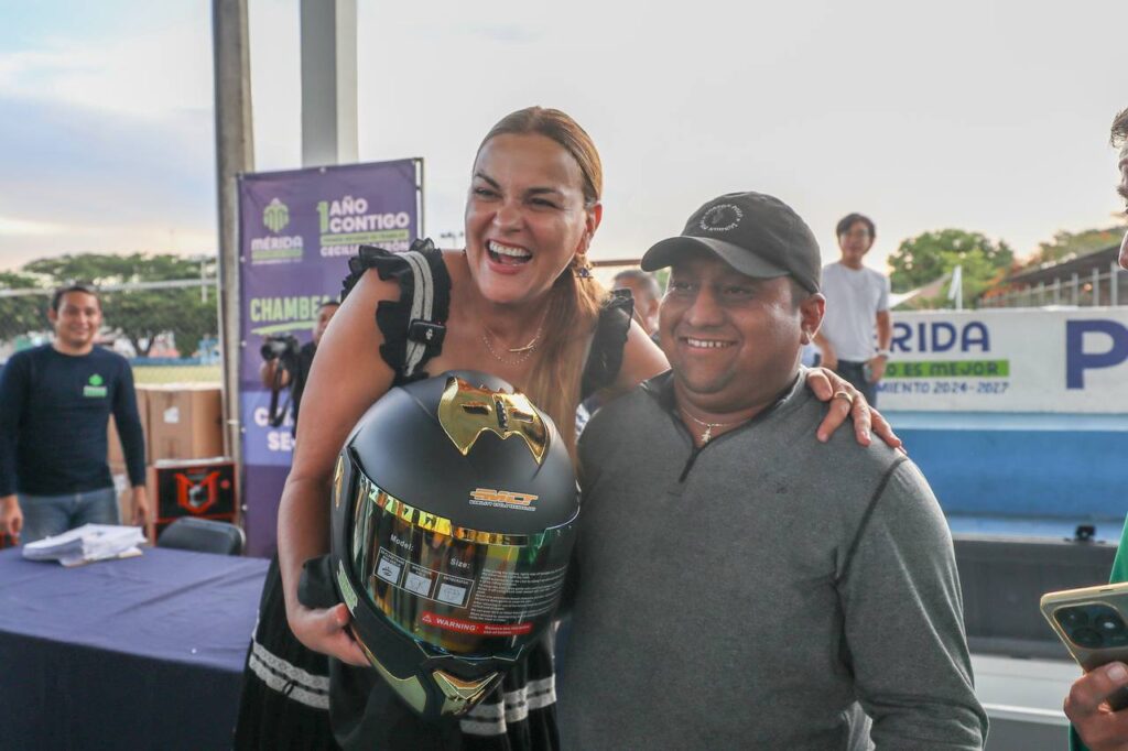 La alcaldesa Cecilia Patrón ya entregó 810 cascos para los trabajadores en moto este primer año