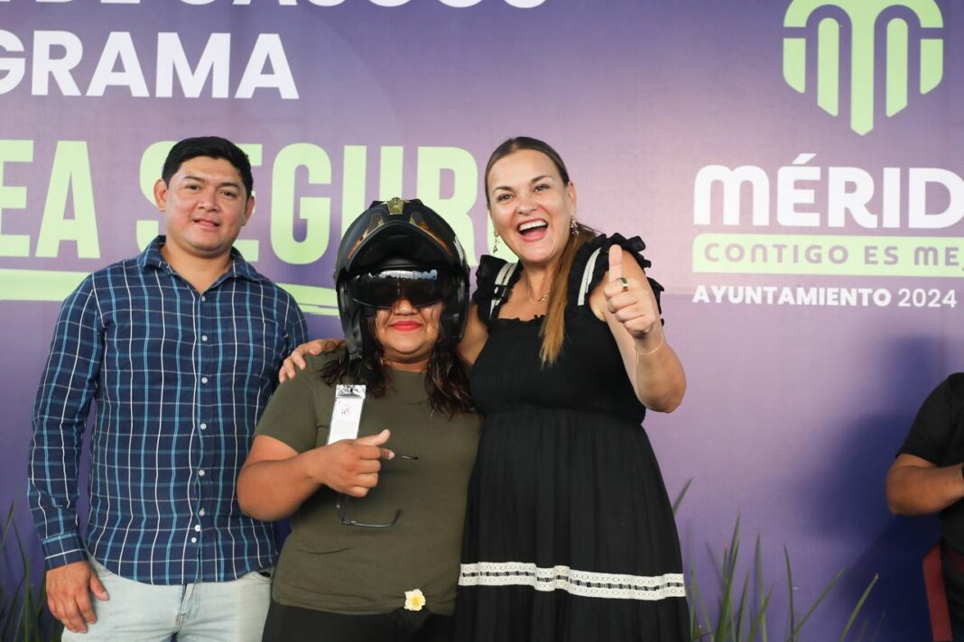 La alcaldesa Cecilia Patrón ya entregó 810 cascos para los trabajadores en moto este primer año