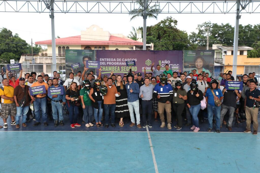 La alcaldesa Cecilia Patrón ya entregó 810 cascos para los trabajadores en moto este primer año