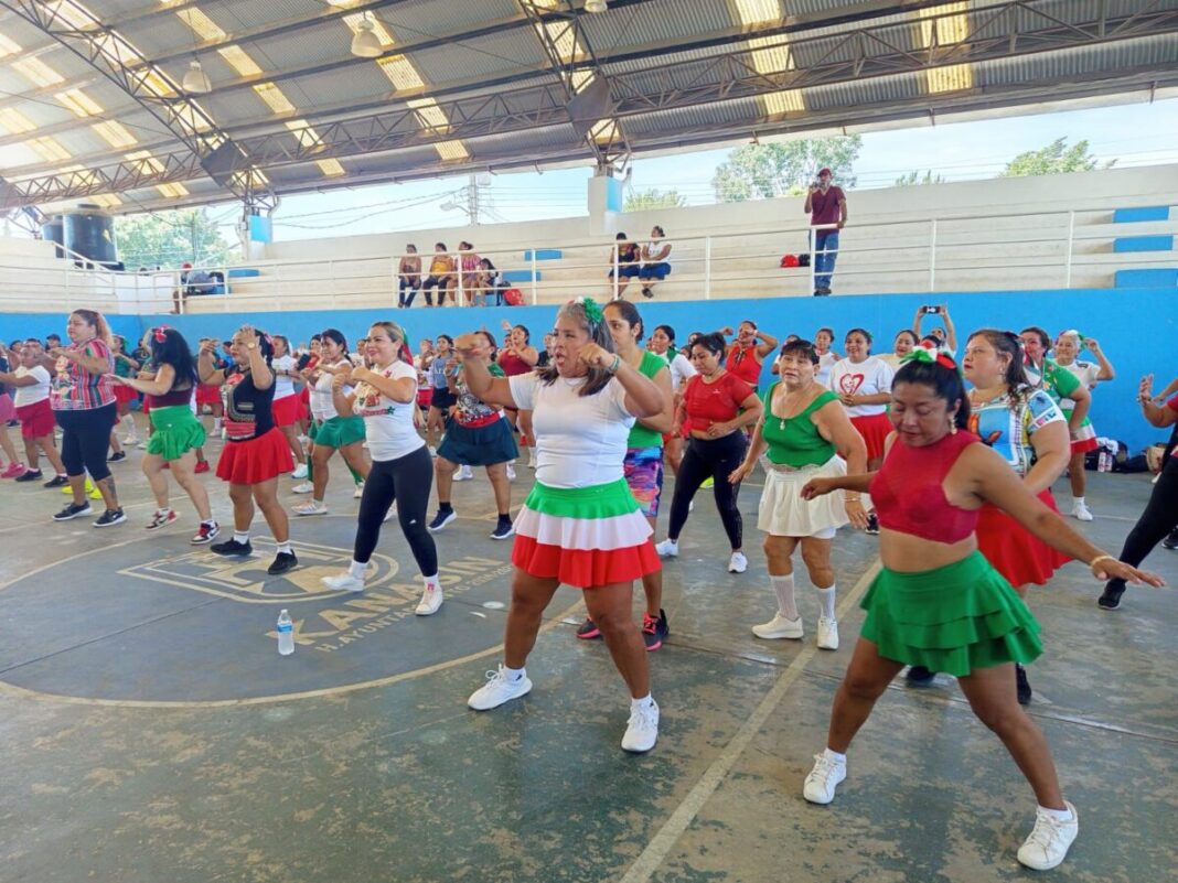 Raquel Balam Rocha de Bojórquez reactiva a 200 mujeres en Kanasín